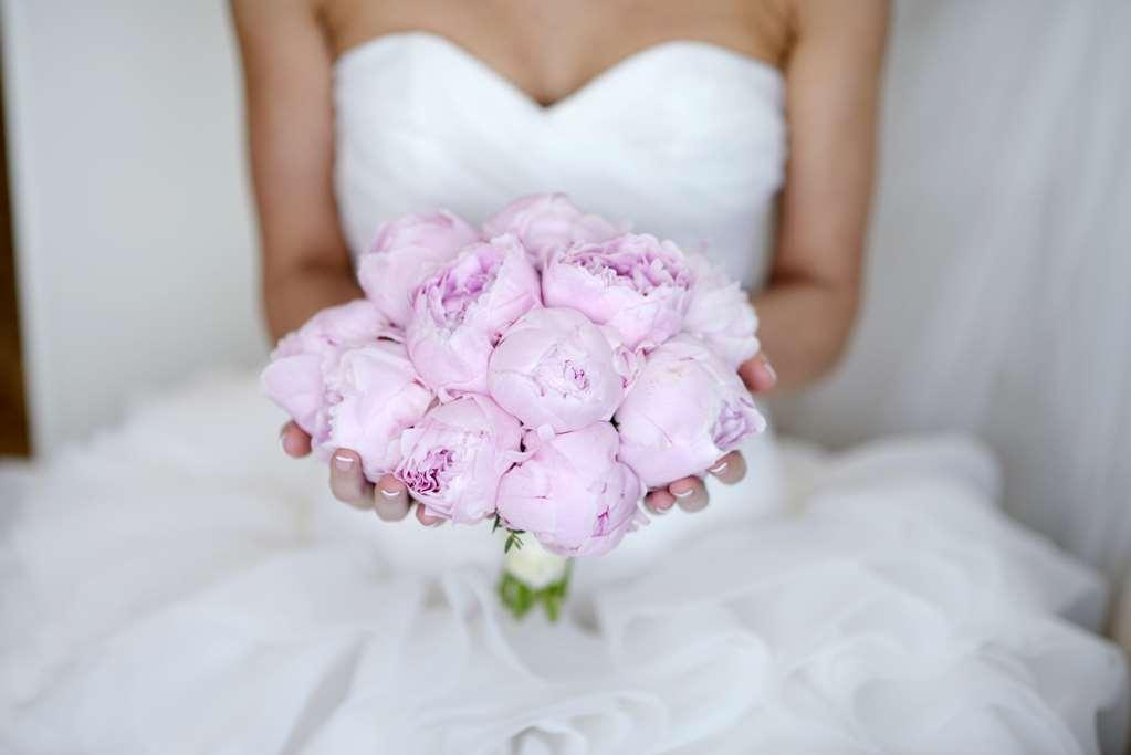 Отель Hyatt Regency Cairo West 6th of October City Удобства фото A bride holding a bouquet of flowers