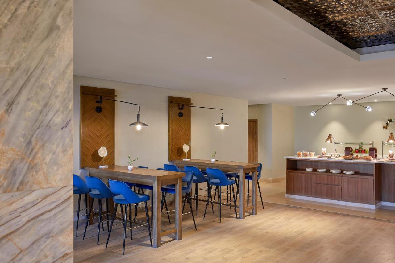 Отель Hyatt Regency Cairo West 6th of October City Экстерьер фото The lounge at the airport